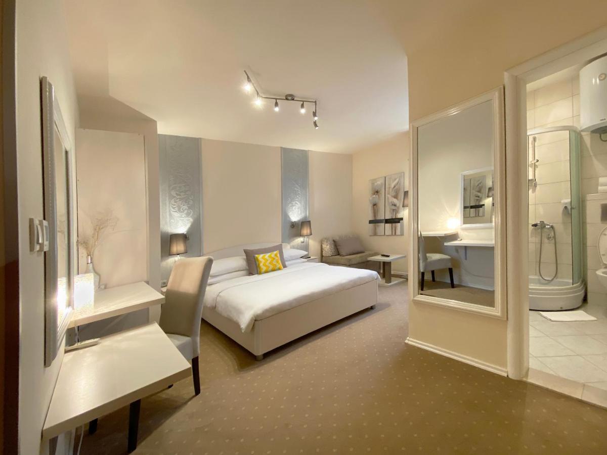 Shangri La Mansion 3*